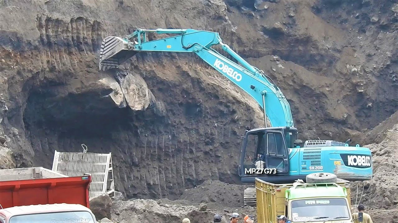 Kobelco SK200 10 Excavator Digging Falling The BIG Stone From The Sand Cliff