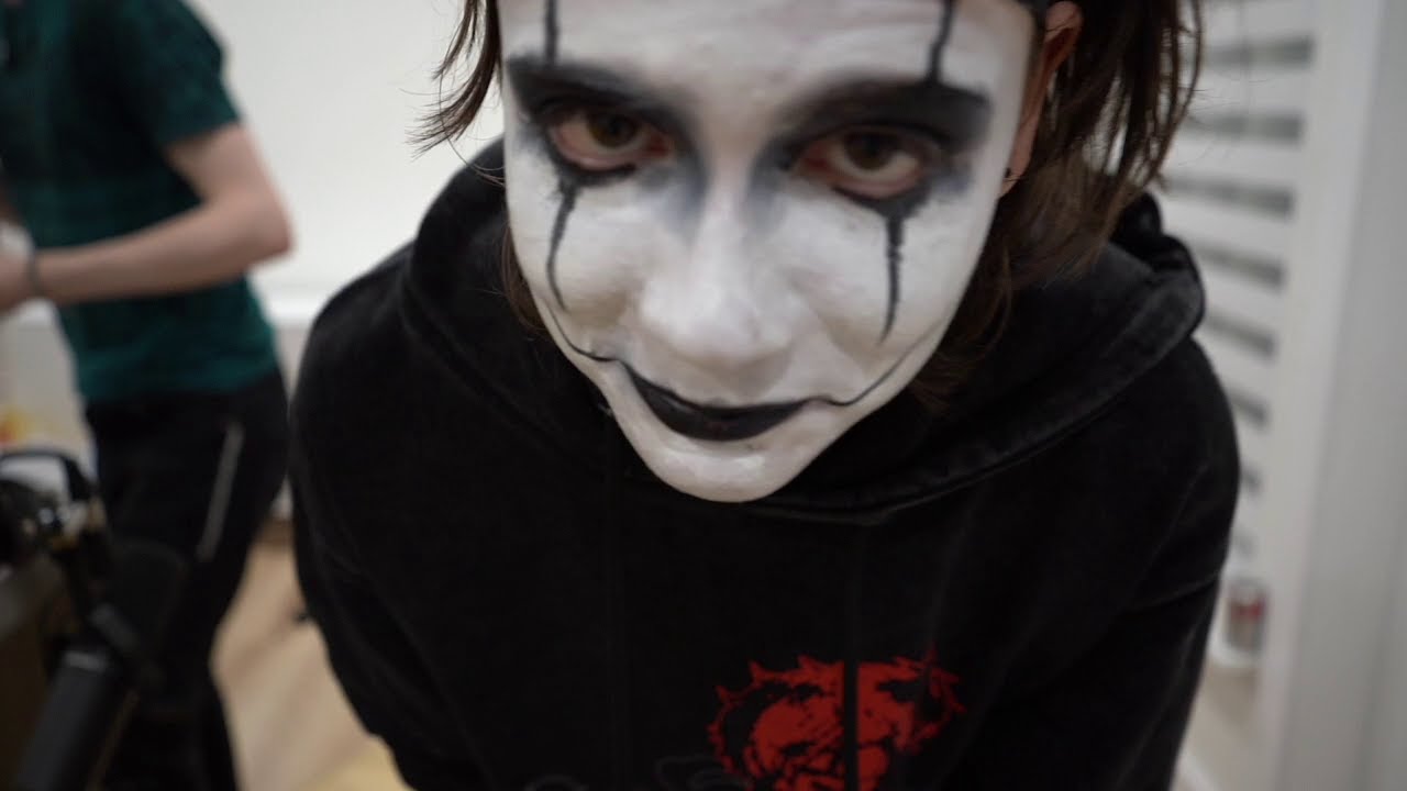 Billzo 2021-12-05: I AM ALIVE (getting me face painted)