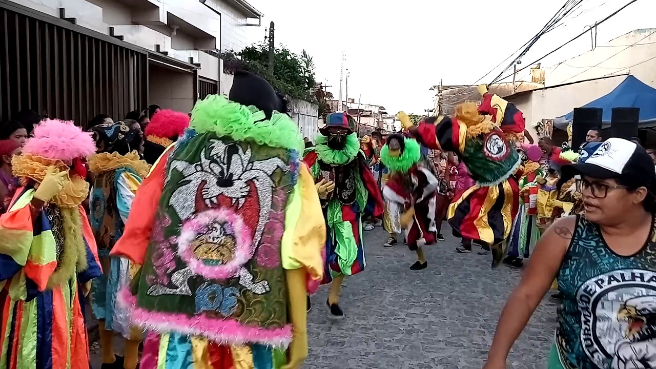 TURMA DE PALHAÇOS GAVIÕES DE OURO