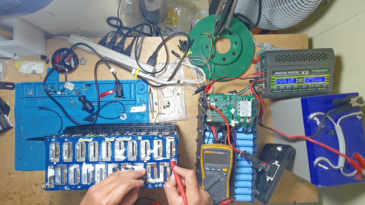 Reparación de una batería  de una moto eléctrica de Super Soco, la TC MAX