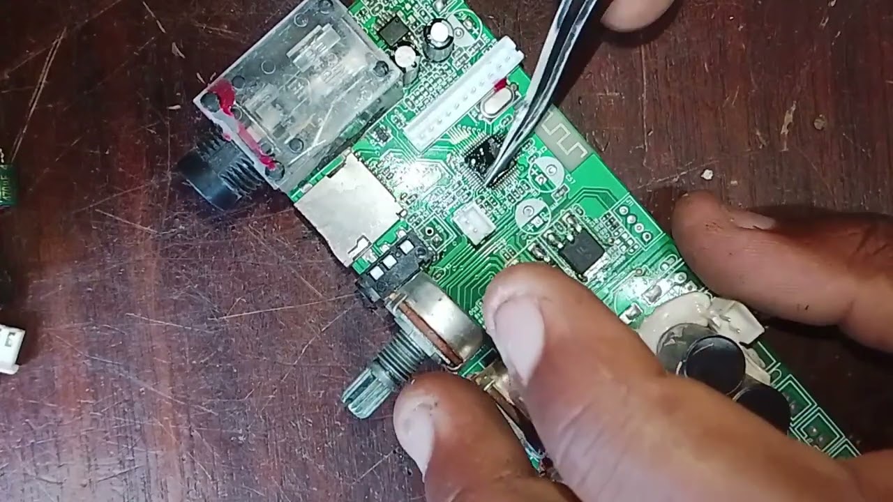 Troca do CI Microcontrolador em Aparelho de Som Bluetooth