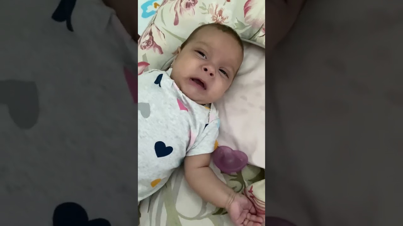 Triste vida da mãe que o bebê chupa chupeta , por Melinda não ter pego o peito eu dei a chupeta .
