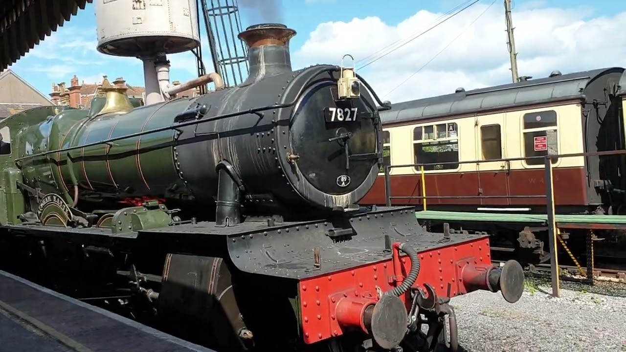 DSR 2-6-0 steam locomotive 7827 f&auml;hrt zum Wasser tanken