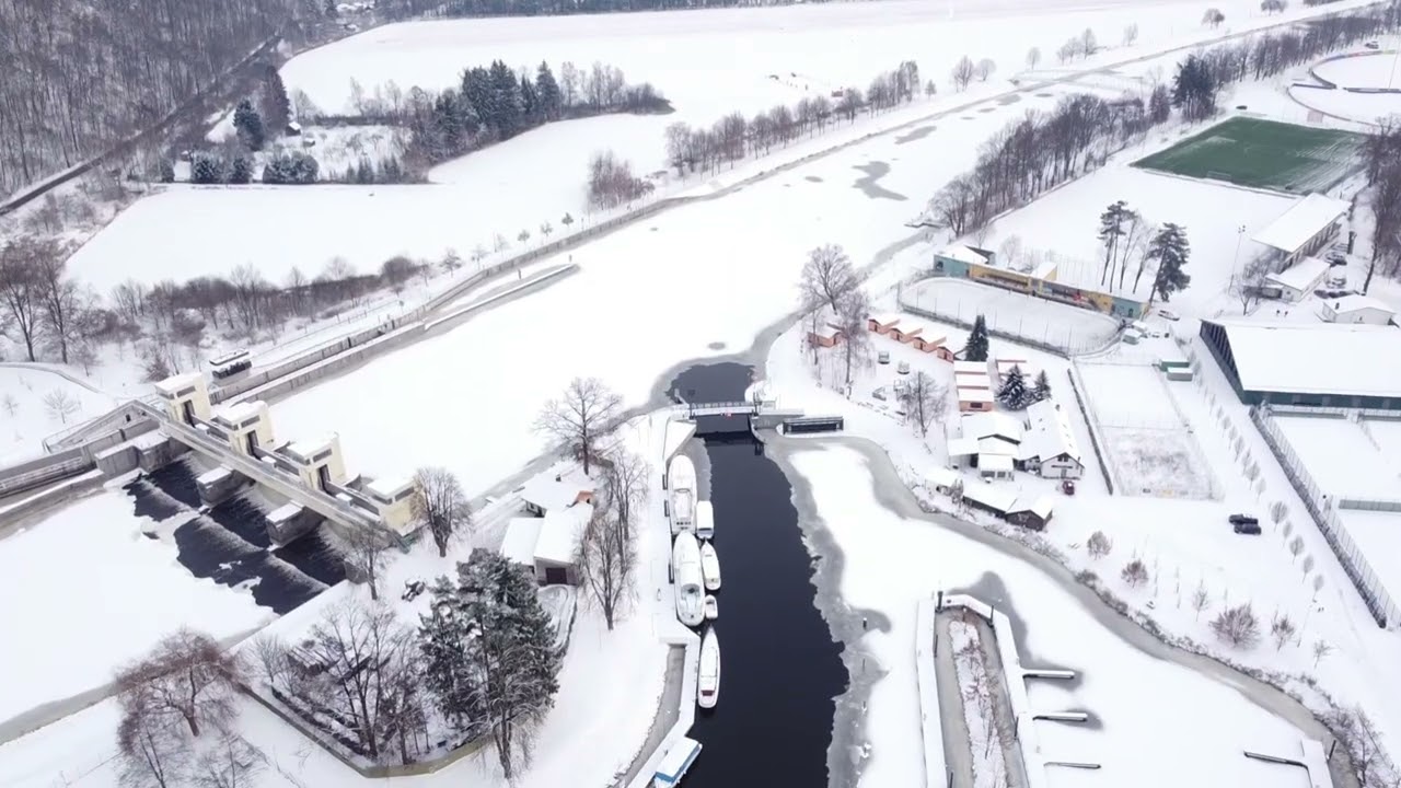 Zámek Hluboká nad Vltavou ❄️ Zimní pohádka je skutečná. #Hluboka #zima #ceskorepublika #sníh pohádka