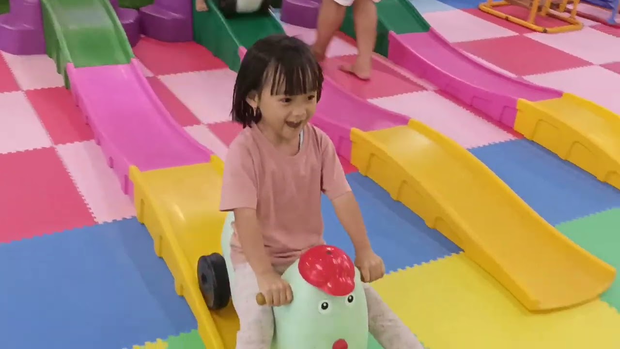 Aisyah ke Rainbowpark Mal Taman Palem