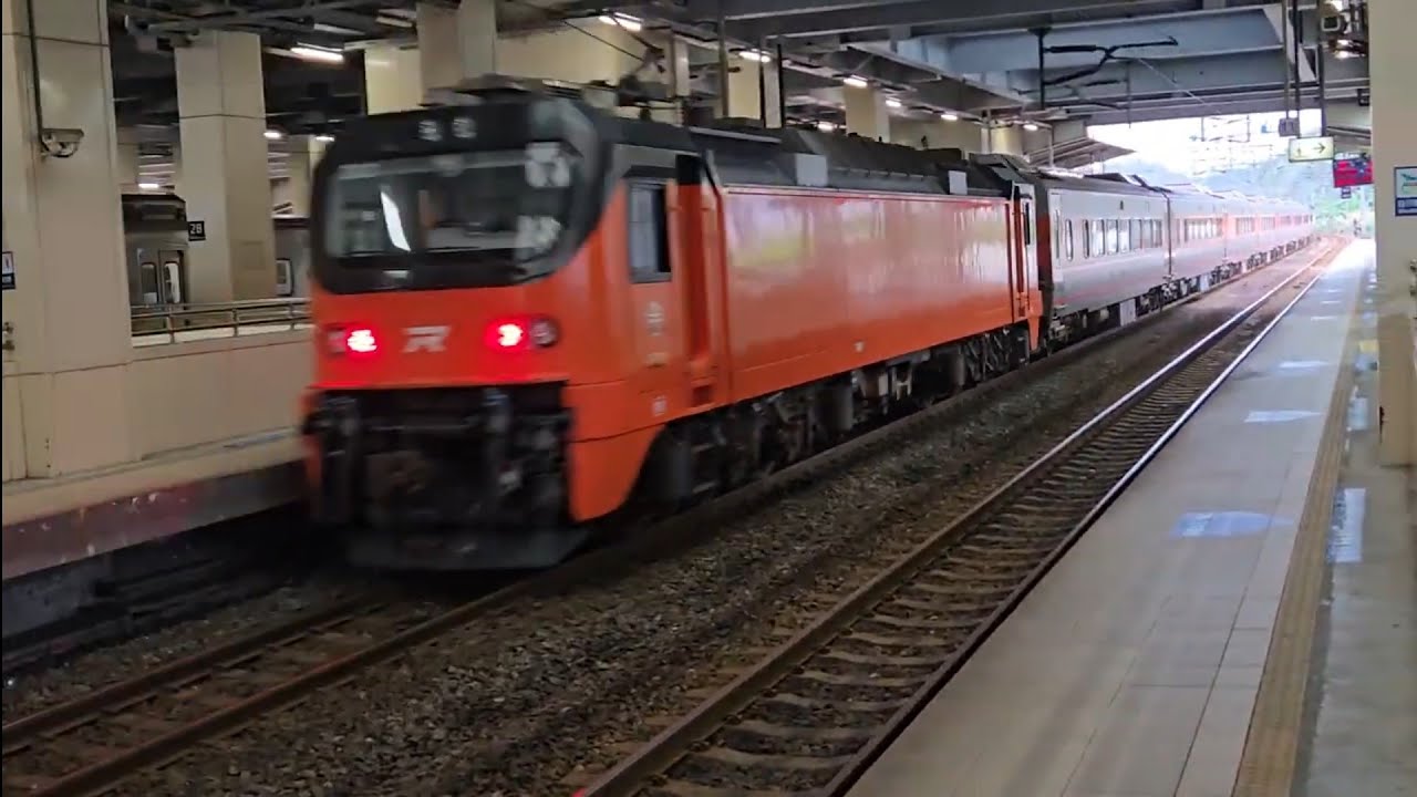 1214次北湖發車開往基隆銀綠色微笑號EMU900型十輛一編組EMU935區間車，和172次潮州發車經由山線開往花蓮E500型鳴日色金光牌雙電力機車頭E523+十二節PP車廂+E517推拉式PP自強號