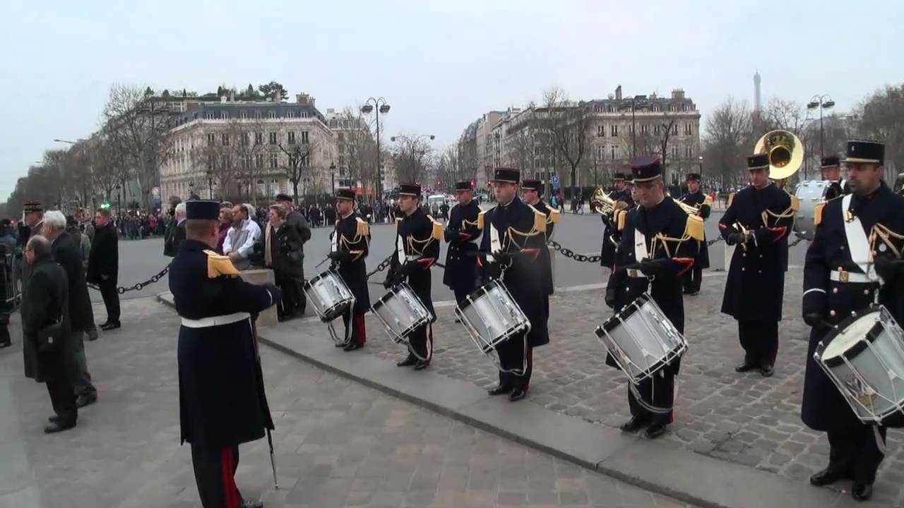Paris, la garde républicaine joue du tambour Arc de Triomphe