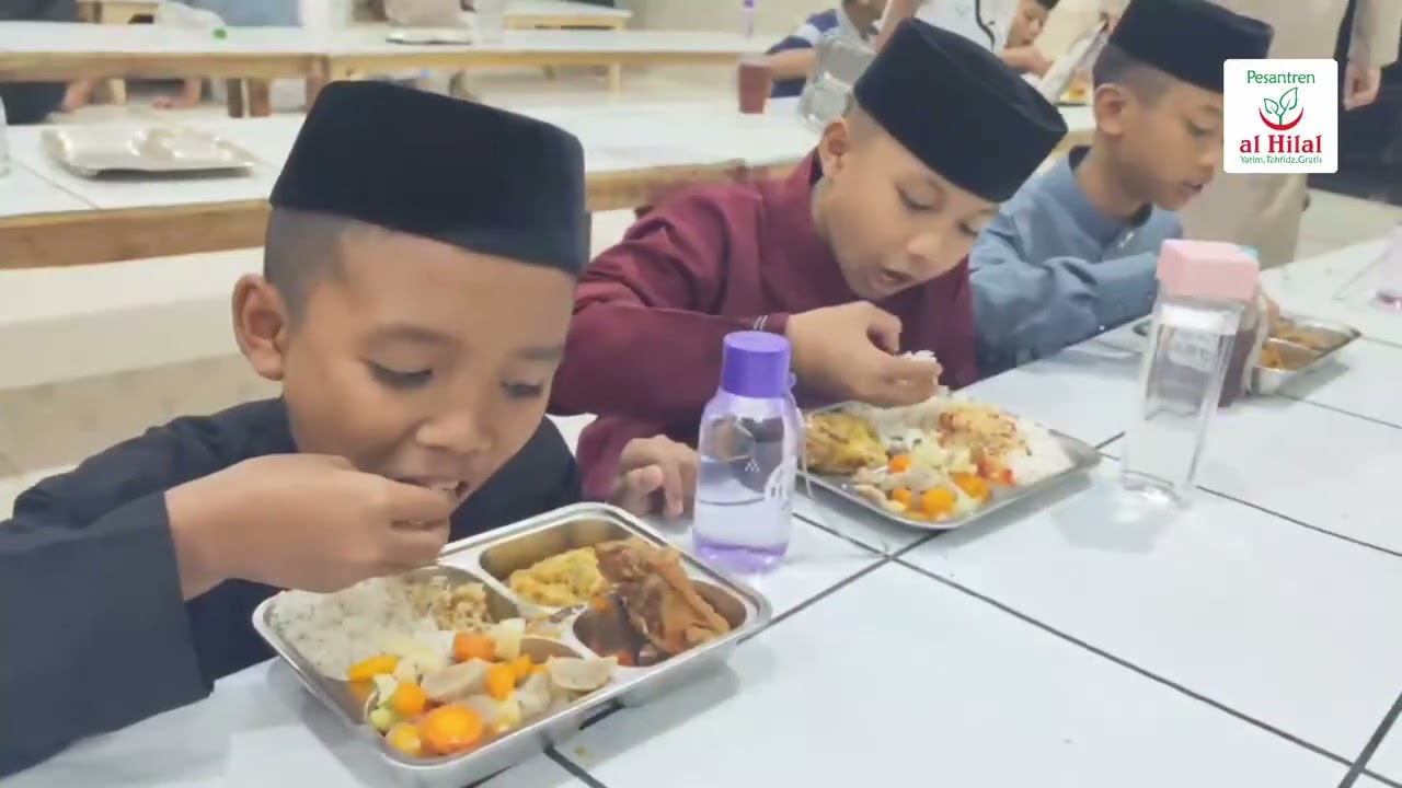 SANTAP BUKA PUASA RAMADHAN DI PESANTREN AL HILAL 2 CILILIN