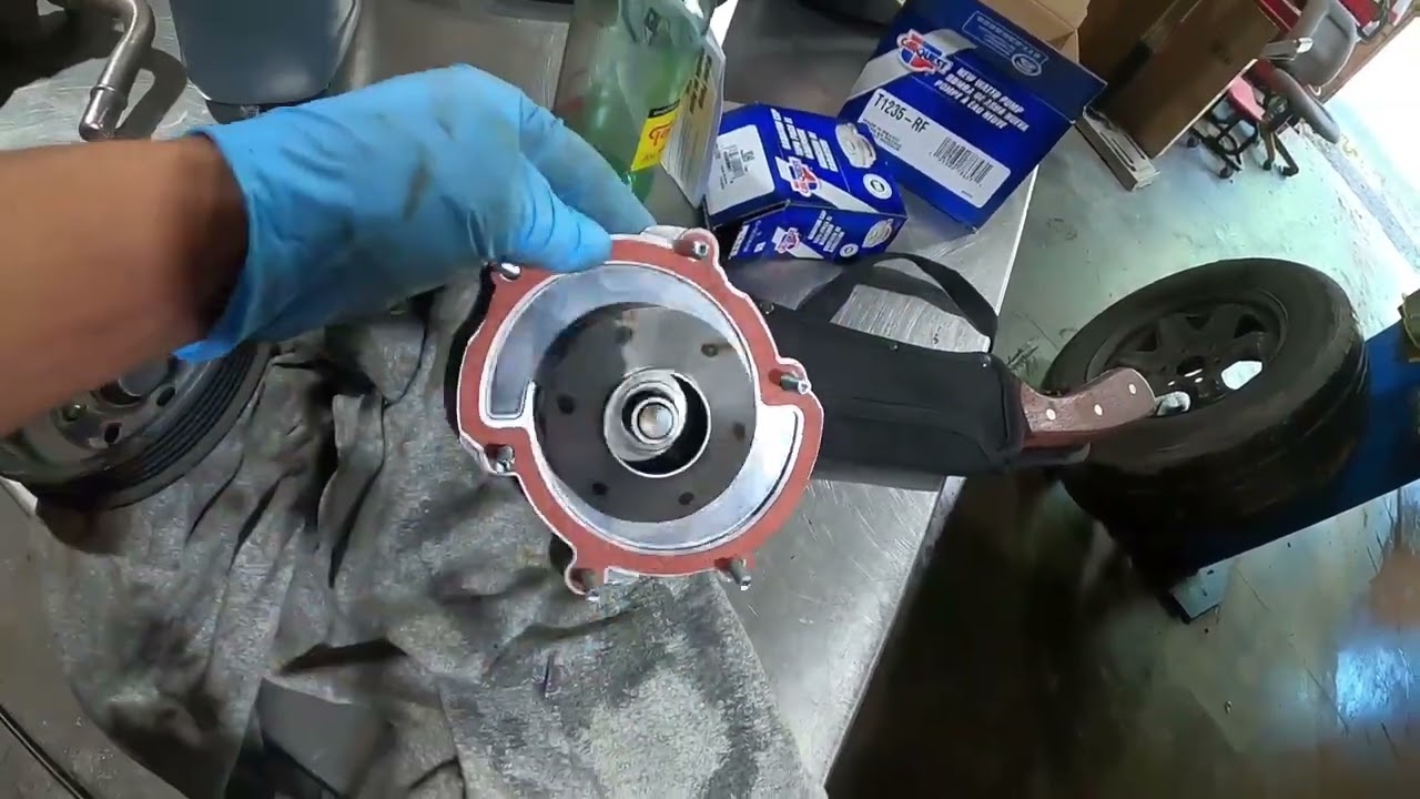 2016 chevrolet traverse como remplazar la bomba de agua 