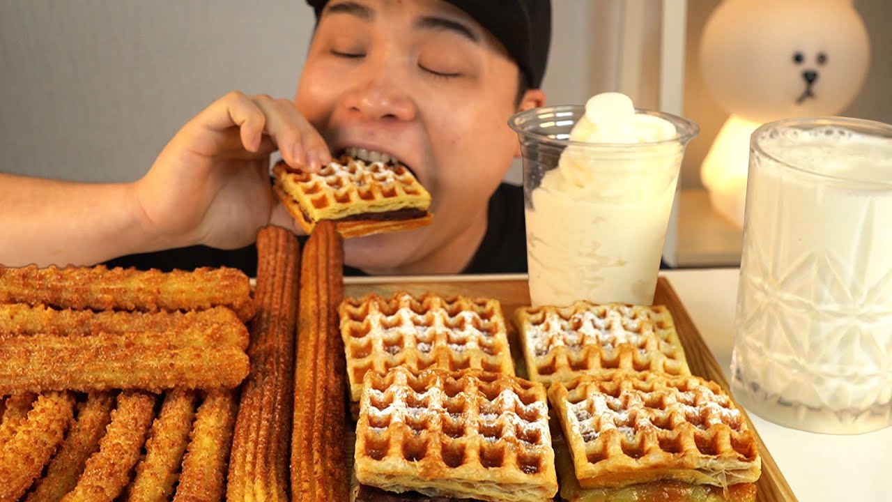 바삭촉촉한 와플과 츄러스 생크림에 찍어서 먹방~!! 리얼사운드  ASMR social eating Mukbang(Eating Show)