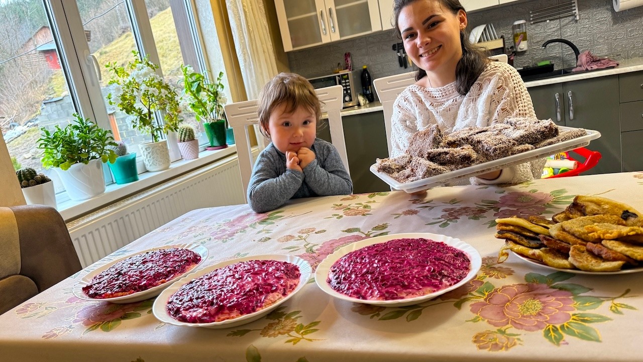 A Day of Carpathian Family Life ❤️ Young Parents, Little Daughter & Village Work 🏔️🌿