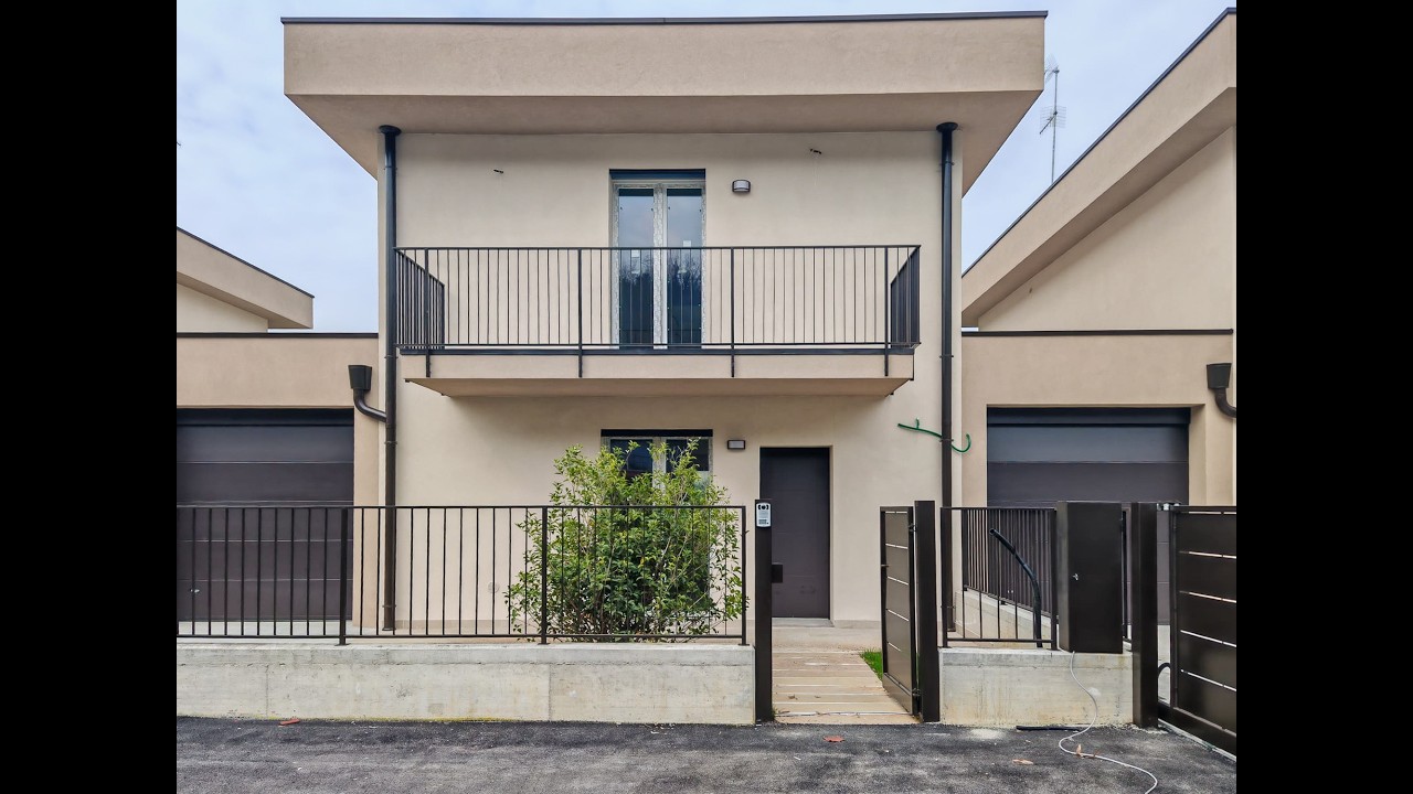 CAPRIOLO - NUOVA VILLA A SCHIERA