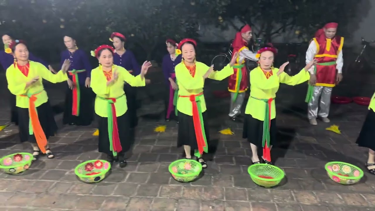 Hội người cao tuổi thôn Lai Cách múa Bài Ca Năm Tấn, Đóng Nhanh Lúa Tốt