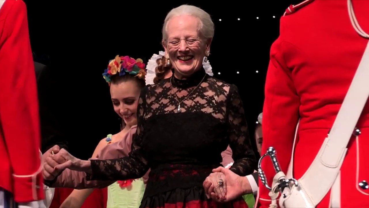 Se dronning Margrethe neje for publikum