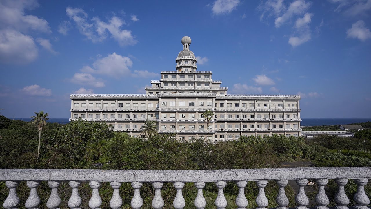 Exploring a mysterious ABANDONED HOTEL on an island in Japan