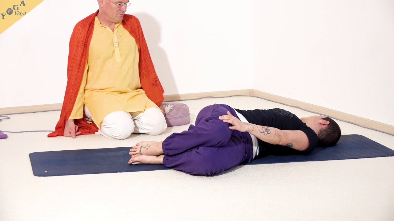 Drehhaltung aus der Rückenlage - Yoga Asana Lexikon