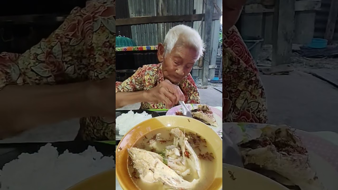 Grandma eats rice with big boiled fish.#คุณยายกินข้าว #อาหารบ้านบ้าน  #วิถีชนบท #grandmast #food