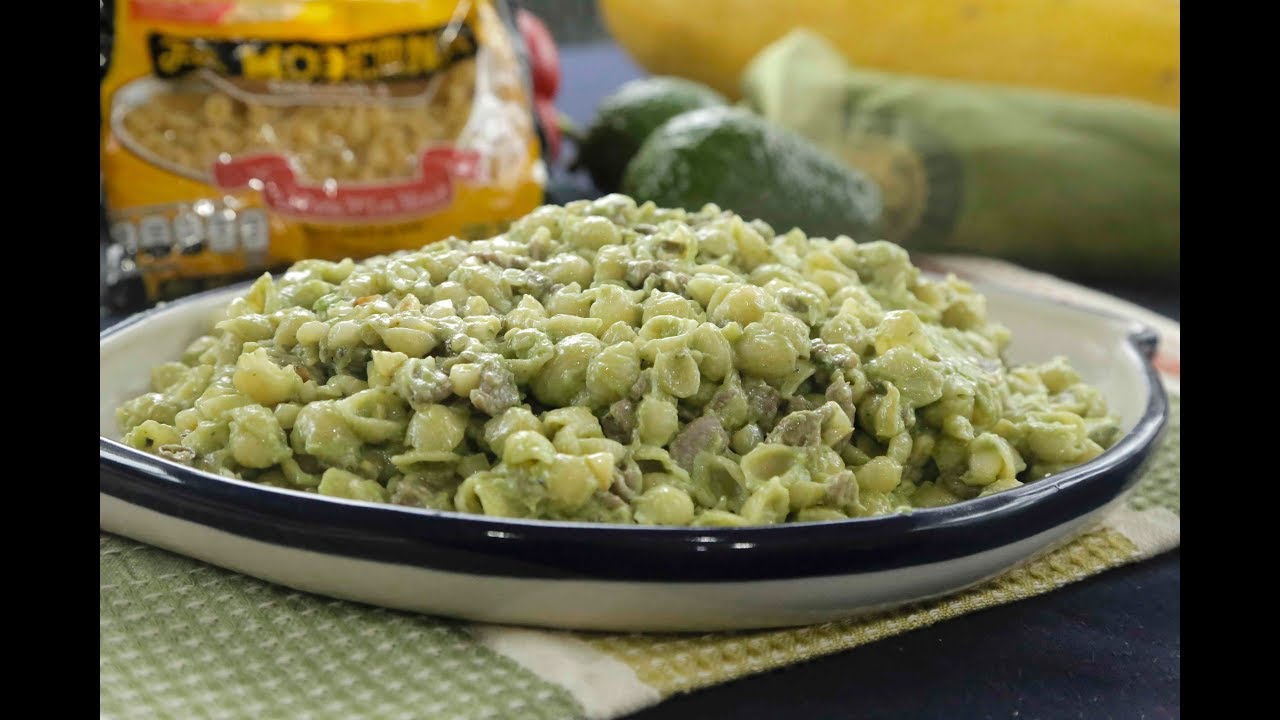 Pasta de caracoles con salsa de aguacate