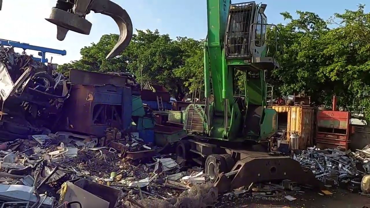 cutting with hydraulic tongs and collectig scrap in king brothers recycling