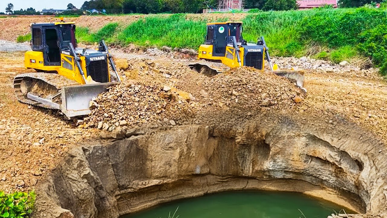 Unbelievable Action! SHANTUI Bulldozer Pushes Soil Deep Into Pond with 25T Dump Truck