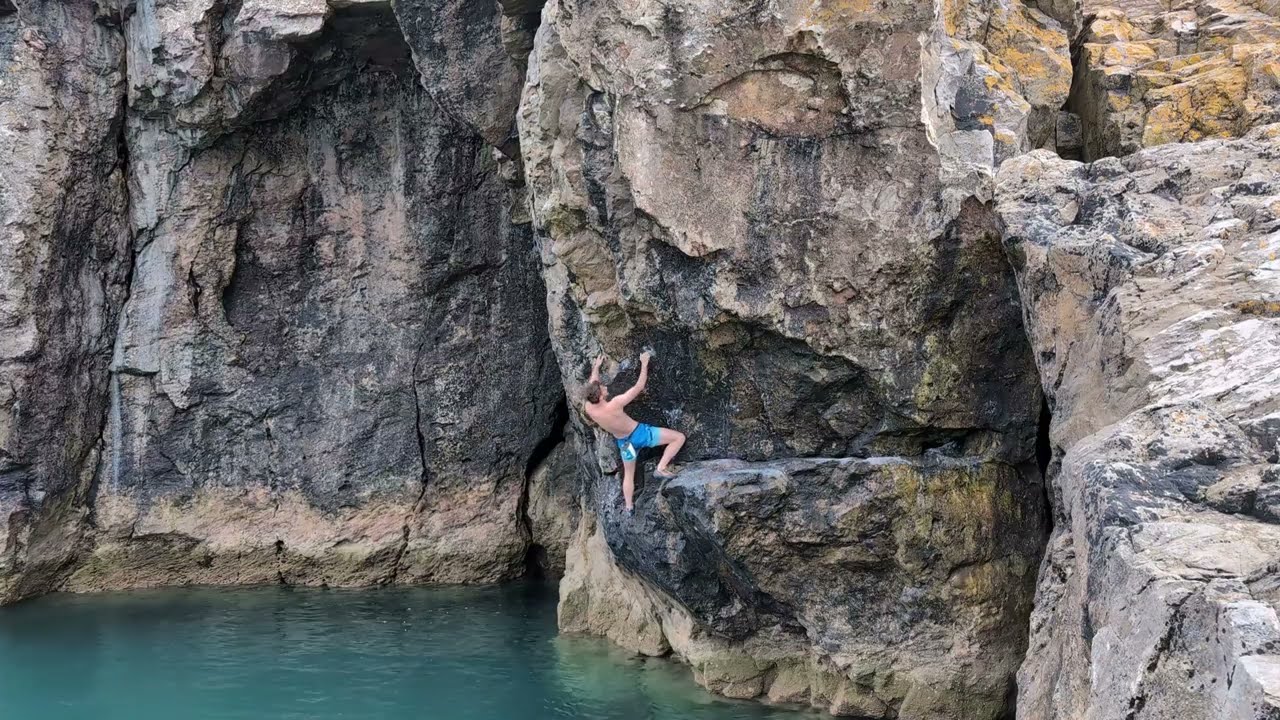 MC Navigator (7a+) - Berry Head Quarry, Torbay Deep Water Solo