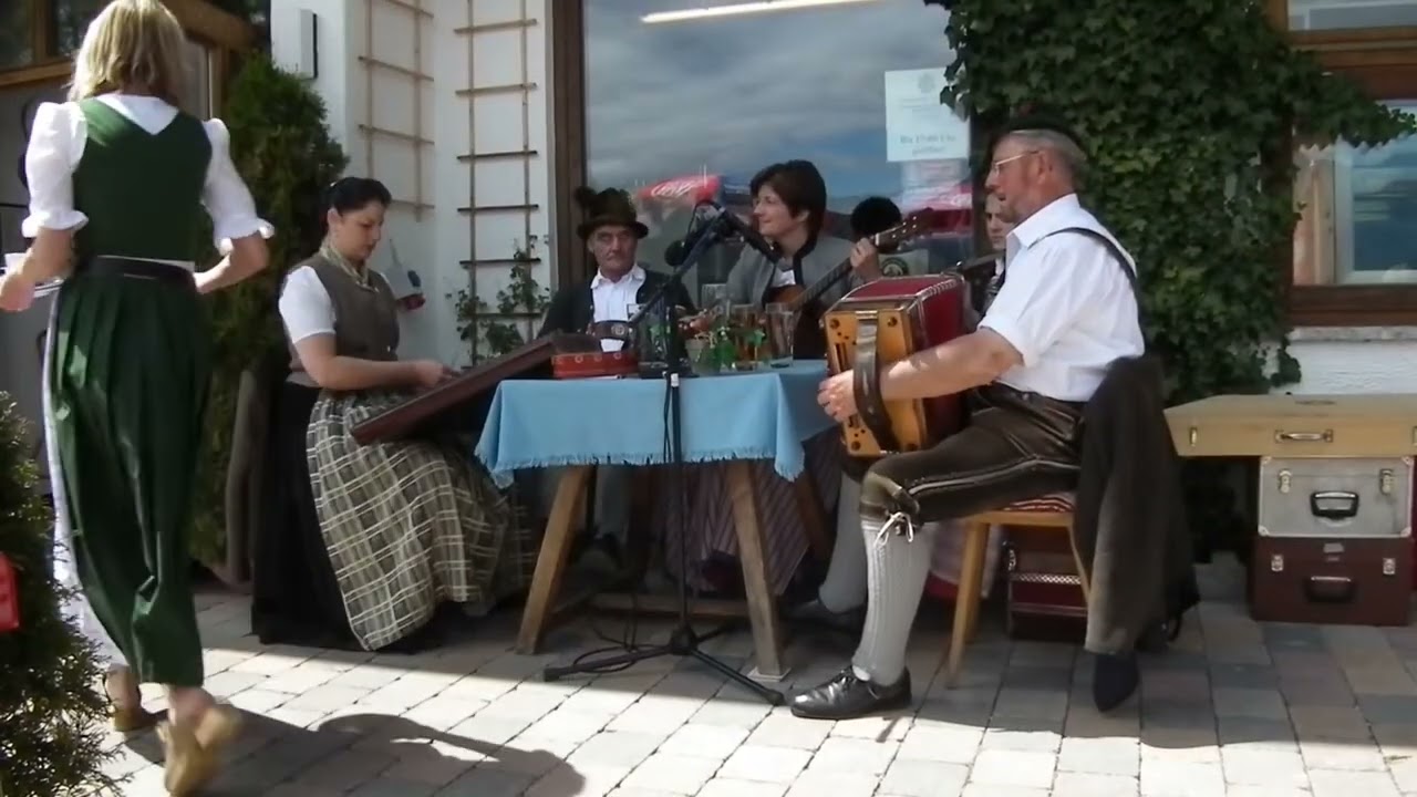 Der Häusler Hias bei der sonntäglichen Musi auf der Terrasse des Berggasthof Gerstreit in Ramsau