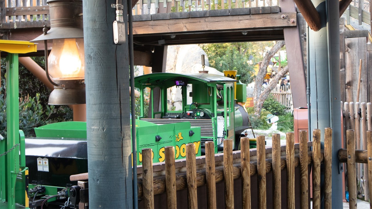 RIDING THE TRAIN IN CAMP SNOOPY KNOTT'S BERRY FARM