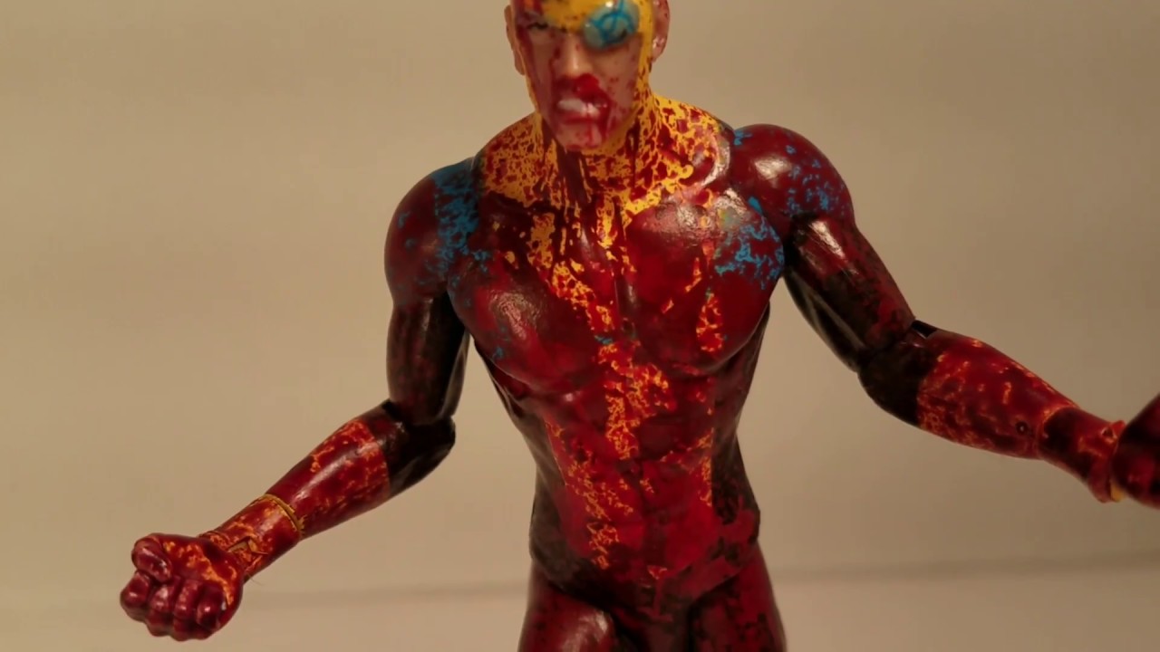 REVIEW: Skybound Exclusive Invincible and Battle Damaged Invincible