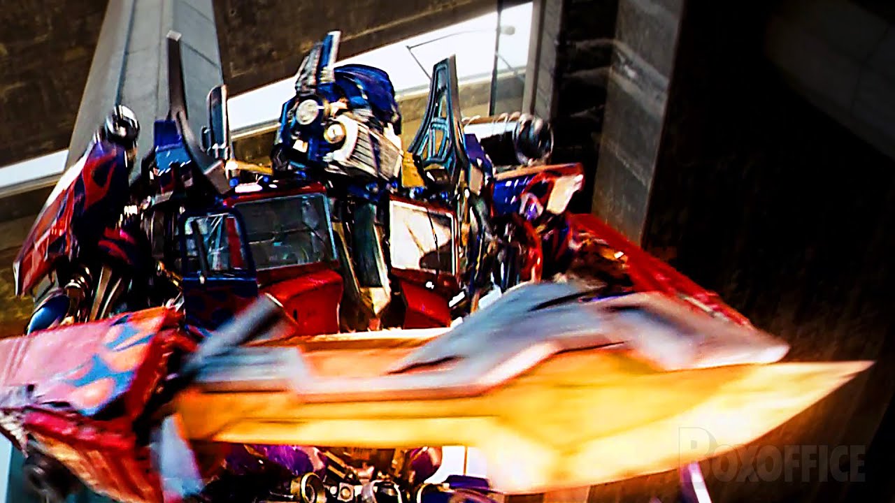 Optimus Prime anéantit un Decepticon sur l'autoroute | Transformers | Extrait VF