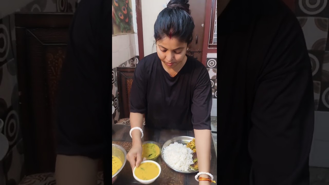দুপুরে সাদামাটা আয়োজন কিন্তু পদ হয়েছে কয়েকটা 