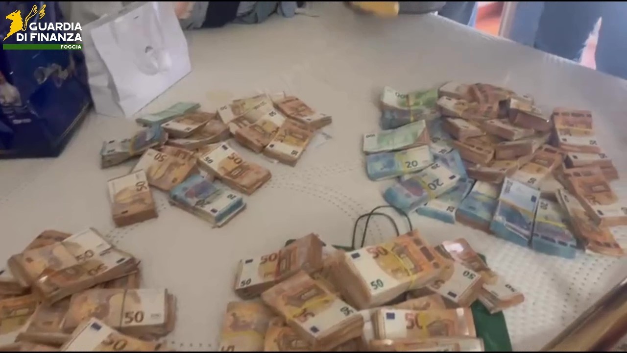 Appalti truccati, indagato un dirigente del Comune di Foggia: sequestrati 700mila euro in contanti