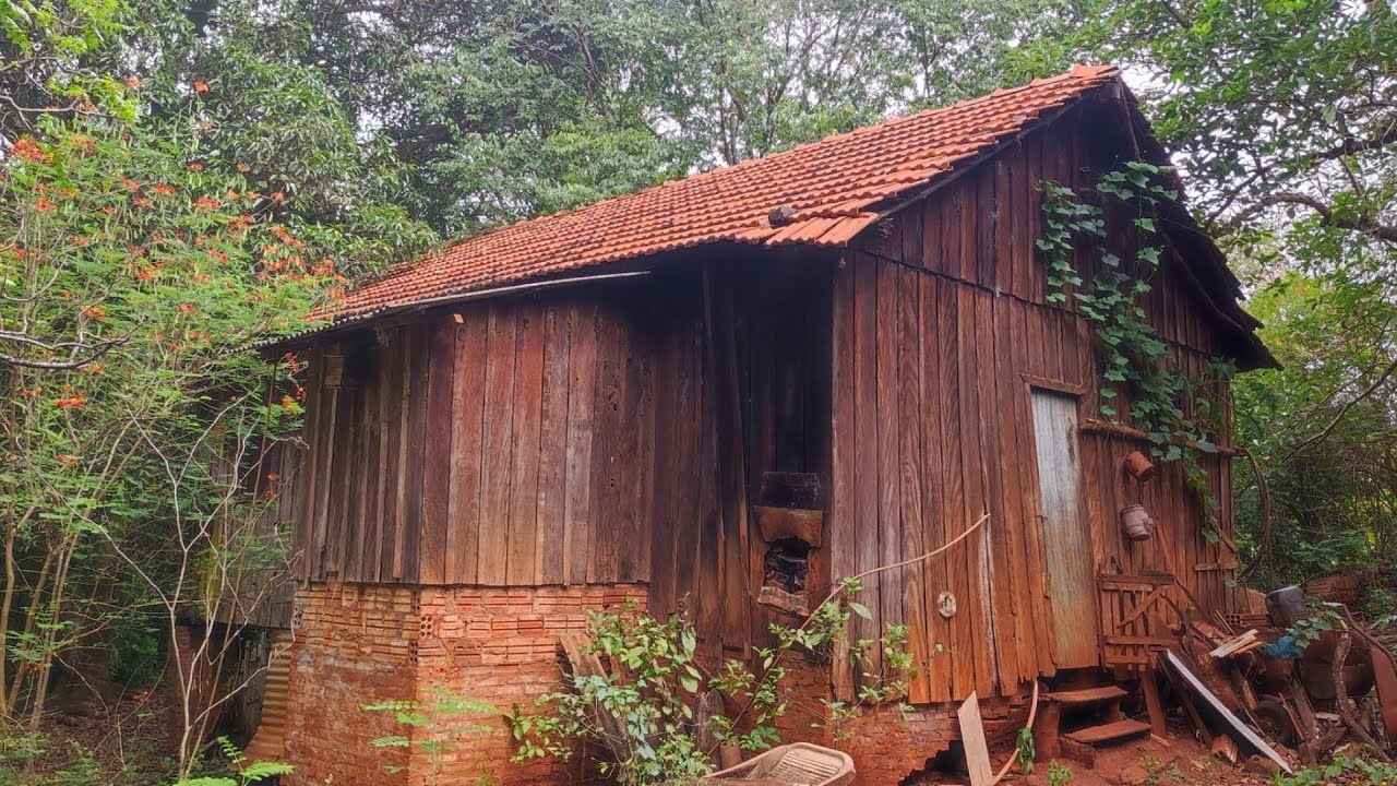 Marido Perde Esposa e Vive Isolado Em Uma Casa Desde 1949 Com 1 Pato Dentro, A Casa Tem Móveis Época