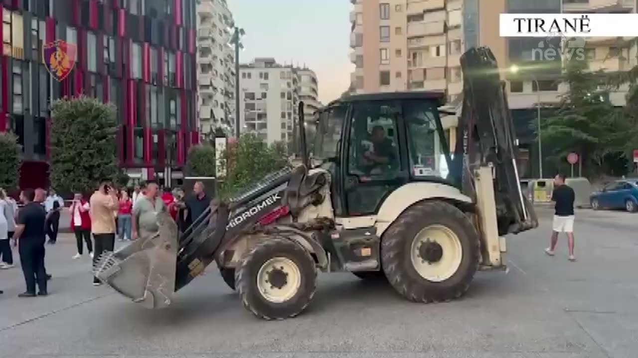 Top News - IMT vazhdon aksionin në Tiranë, hiqen tavolinat e karriget në stadiumin ‘Arena Kombëtare’