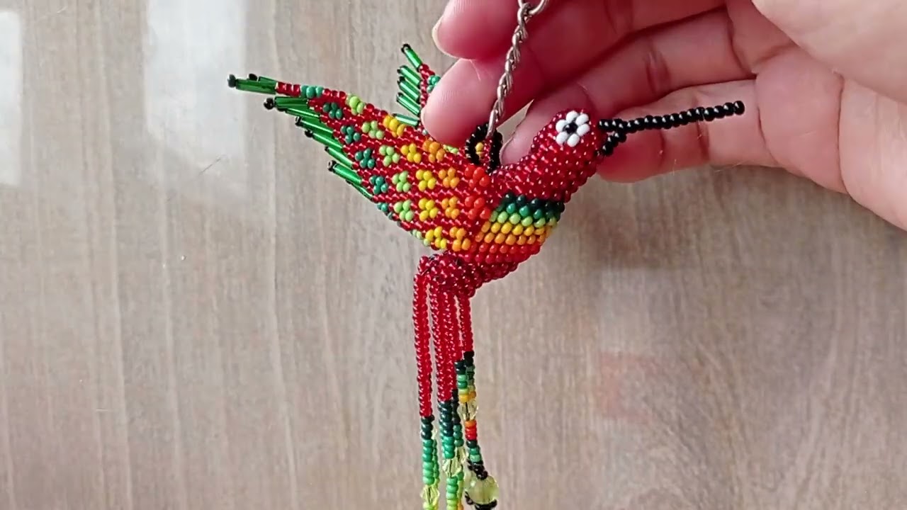 LLAVERO COLIBRI EN 3D CON MOSTACILLA CHECA
