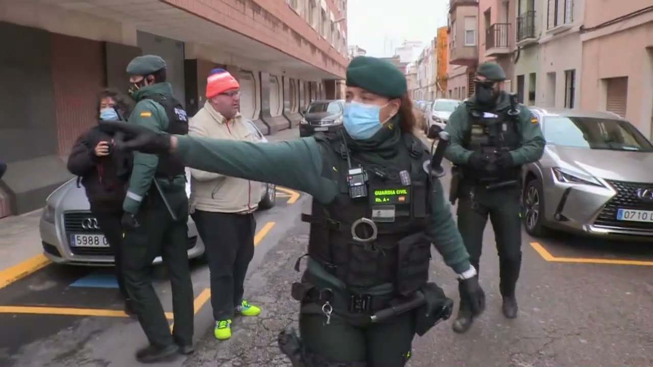 Rabia y dolor a la llegada del detenido por matar a su hijo de 11 años en Sueca