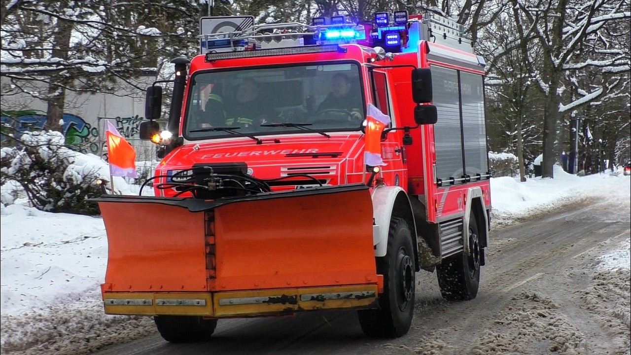 [SCHNEESTURM ELLI! FEUERWEHR HAMBURG RÜCKT MIT SCHNEEPFLUG AUS] Einsatzfahrten Feuerwehr Hamburg