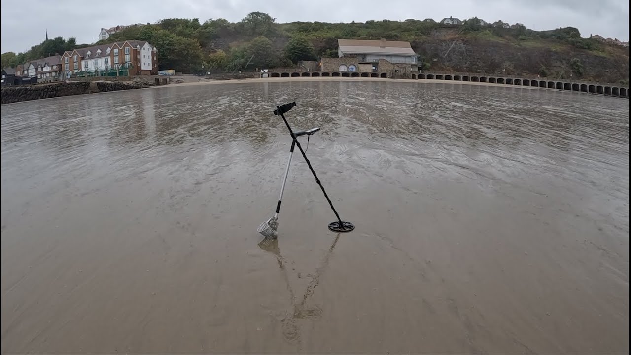 73. Metal Detecting along Folkestone Beach with the Nox800 in the rain