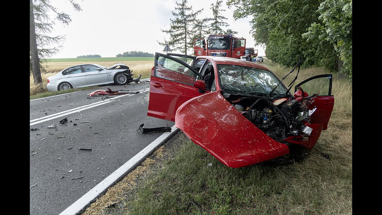 Czołowe zderzenie BMW oraz Seata na DK42 w Markotowie Małym