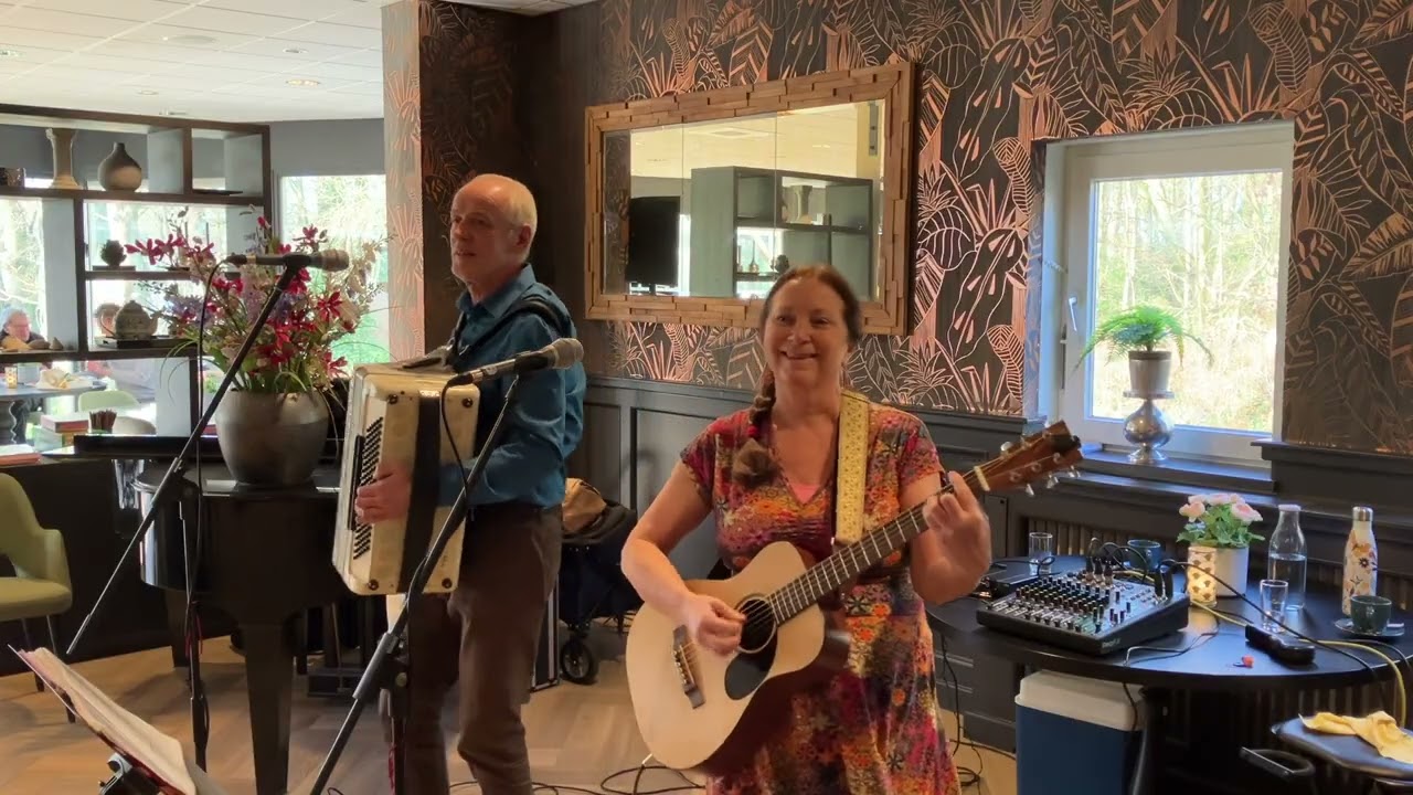 Marcel Koster & Denise Marie tijdens een gezellig optreden voor de ouderen in Heemstede