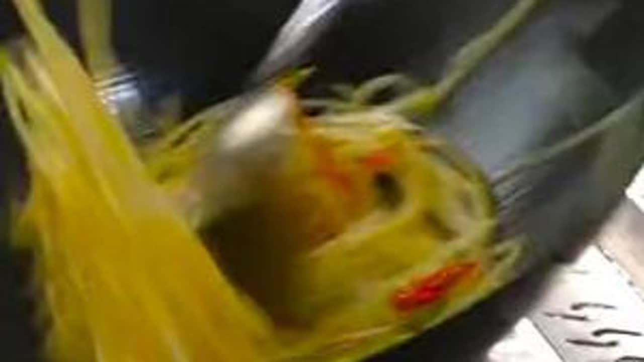 看饭店大厨是如何炒土豆丝的，这烹饪技术太棒了，爽脆好吃不粘锅