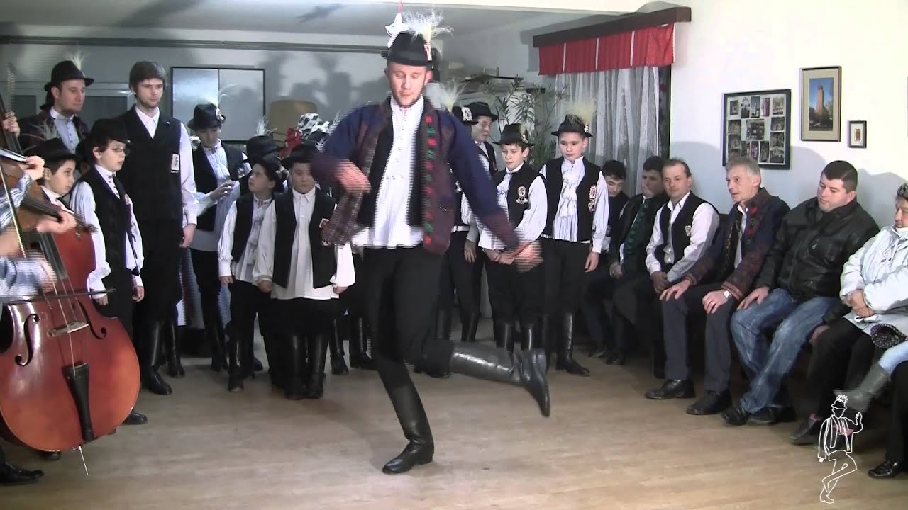 Les danses des garçons en Roumanie
