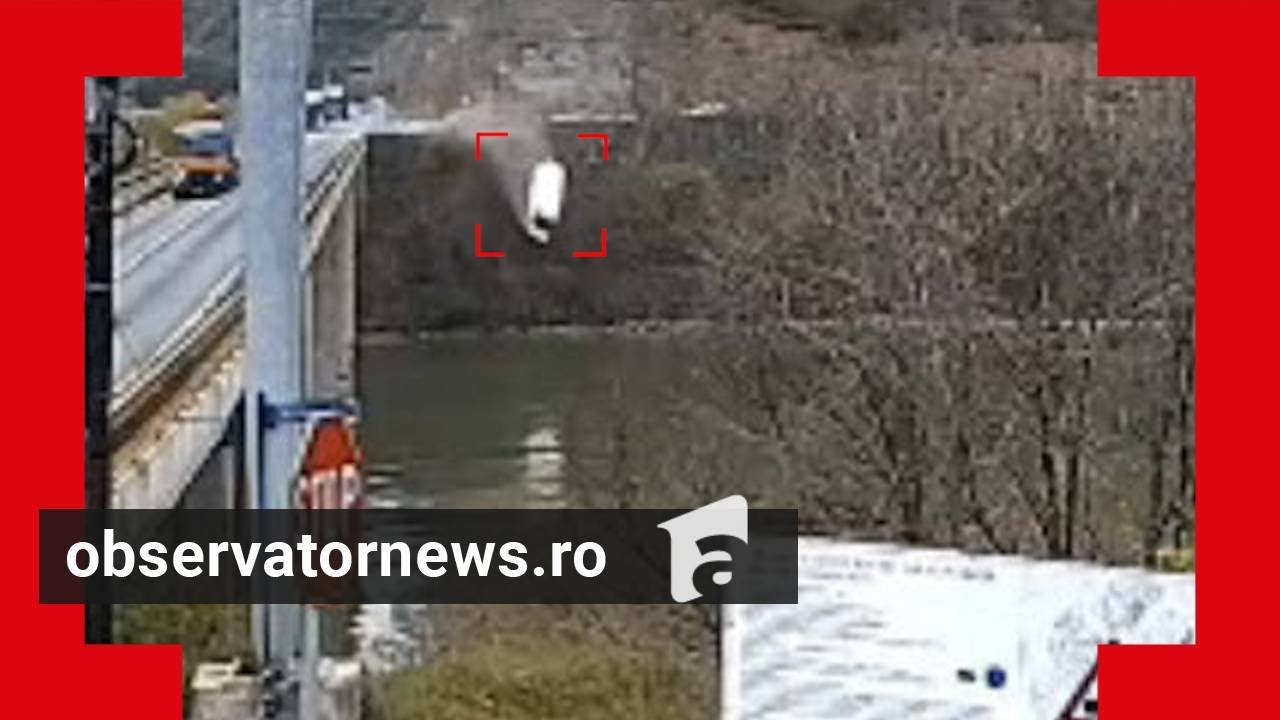 Momentul în care microbuzul cade în Dunăre, de pe viaductul din Mehedinţi. Şoferul a fost găsit mort
