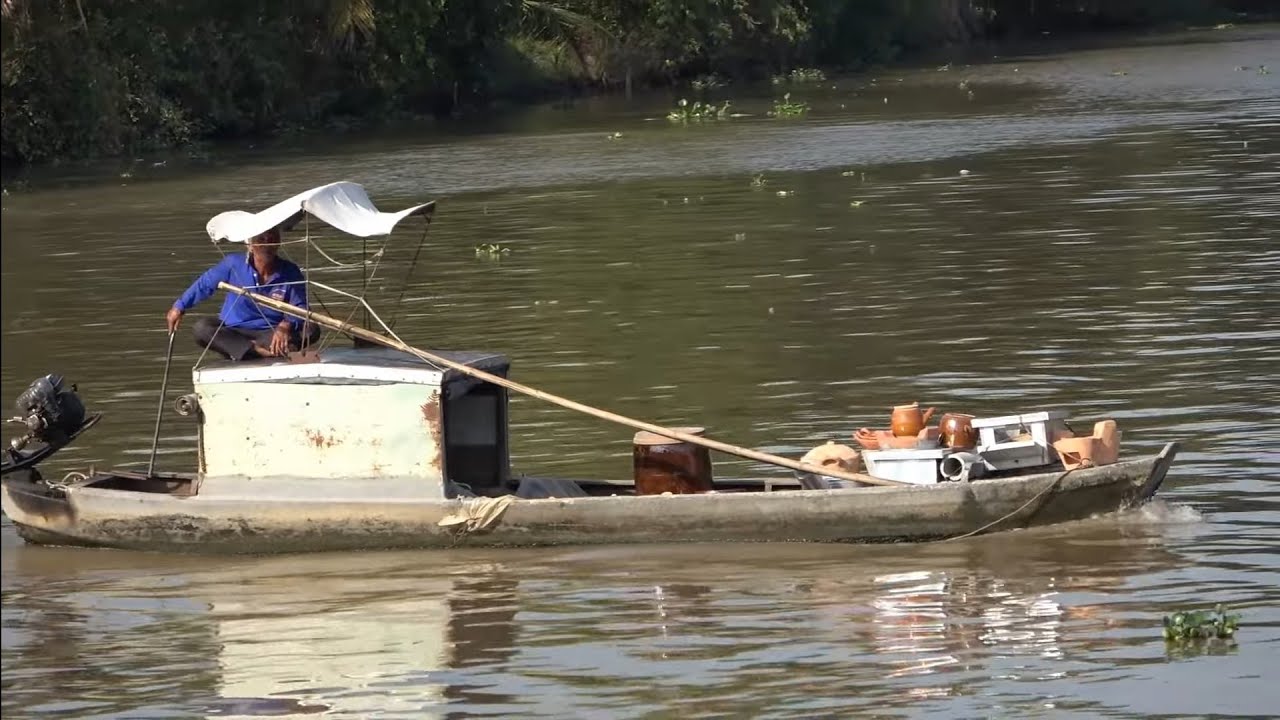Người dân qua lại buôn bán trên sông quê những ngày cuối năm
