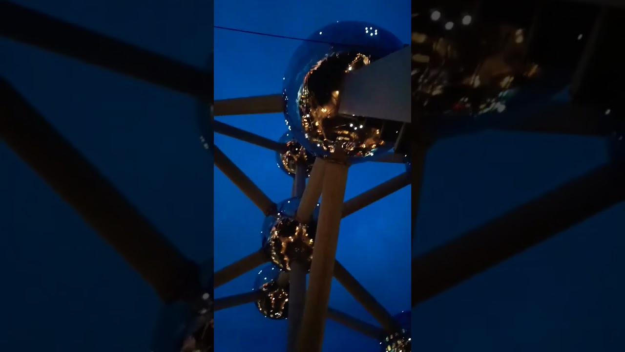 Atomium at night, all blinking and lit! 