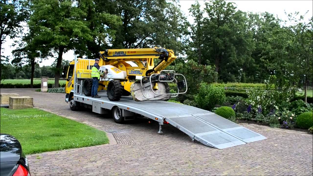 Opladen van een 21 meter kniktelescoophoogwerker | Lemerij Verhuur / hoogwerkers