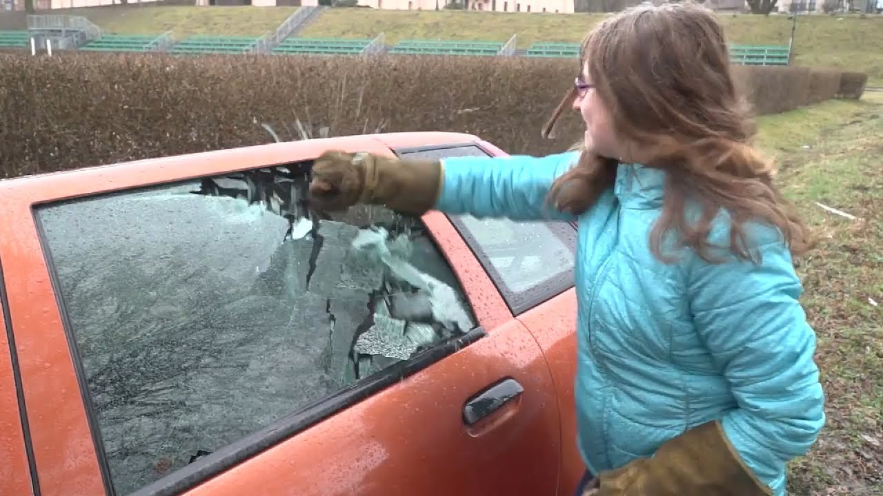 Jak mocna jest szyba w aucie? Jak używać gaśnicę?