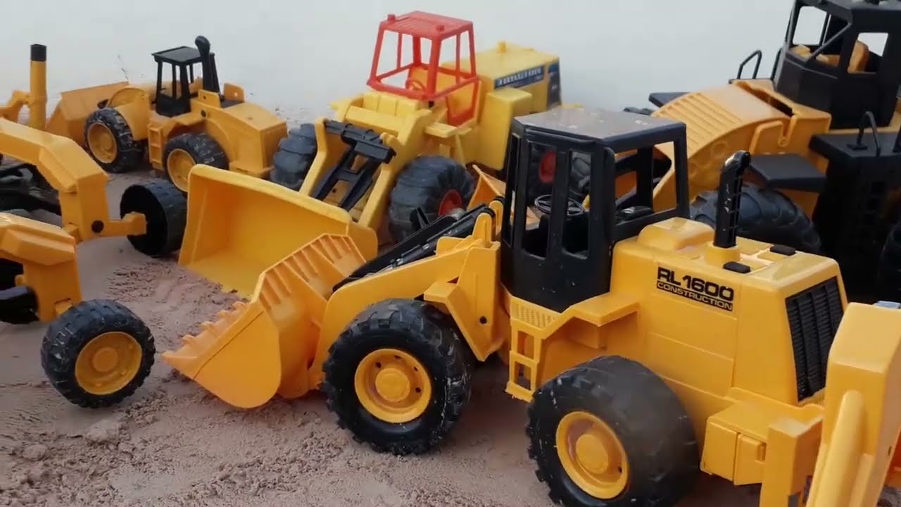 brincando com os tratores, fazendo transporte com a carreta prancha fazendo estradinhas com patrola
