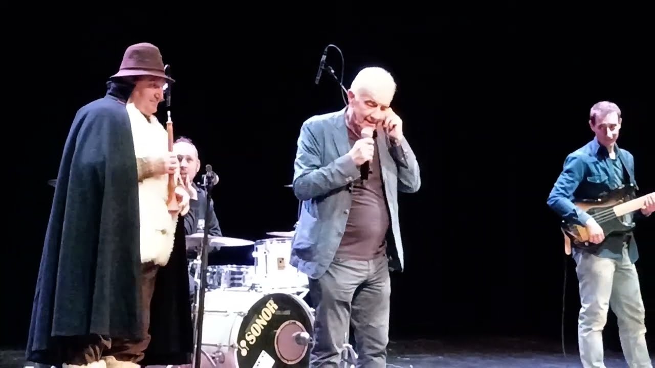 GENE GNOCCHI in SCONCERTO ROCK e Mario il pastore dal presepe conciaramella in I want you break free