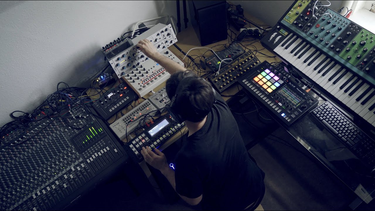 VOLTAGE Podcast 14 - Benjamin Damage LIVE