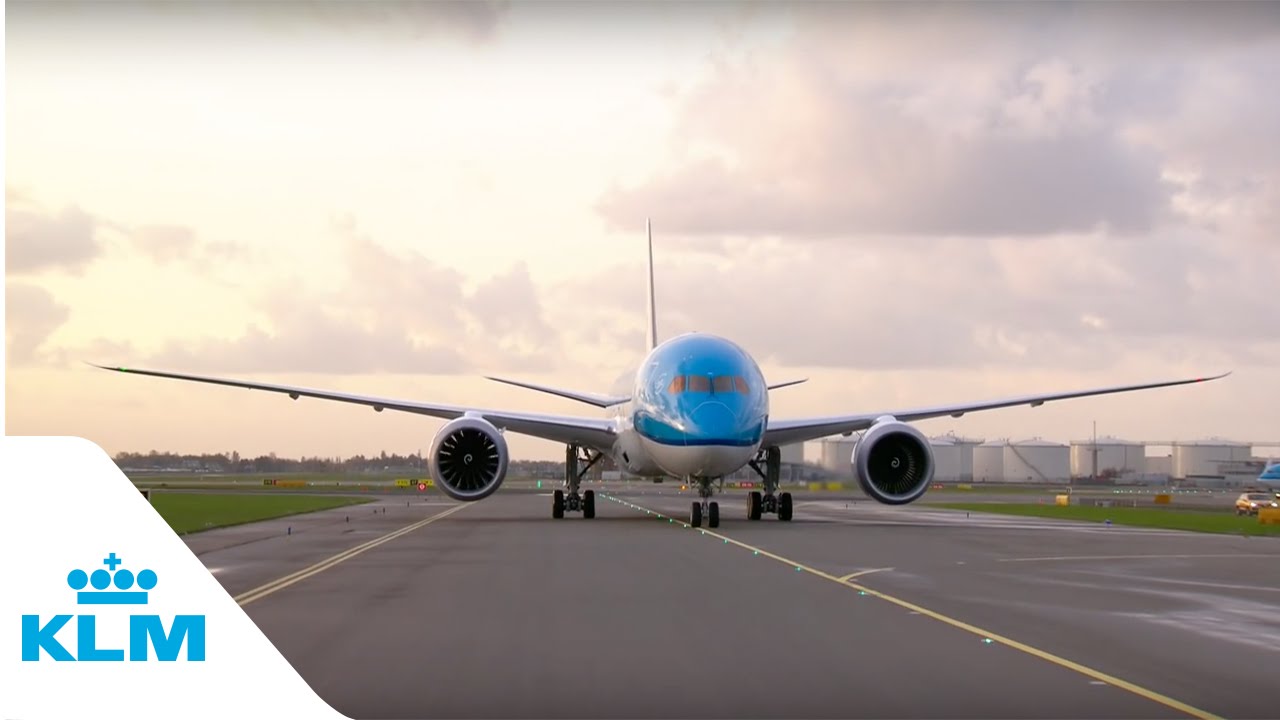 KLM&rsquo;s first Boeing 787 Dreamliner lands at Schiphol